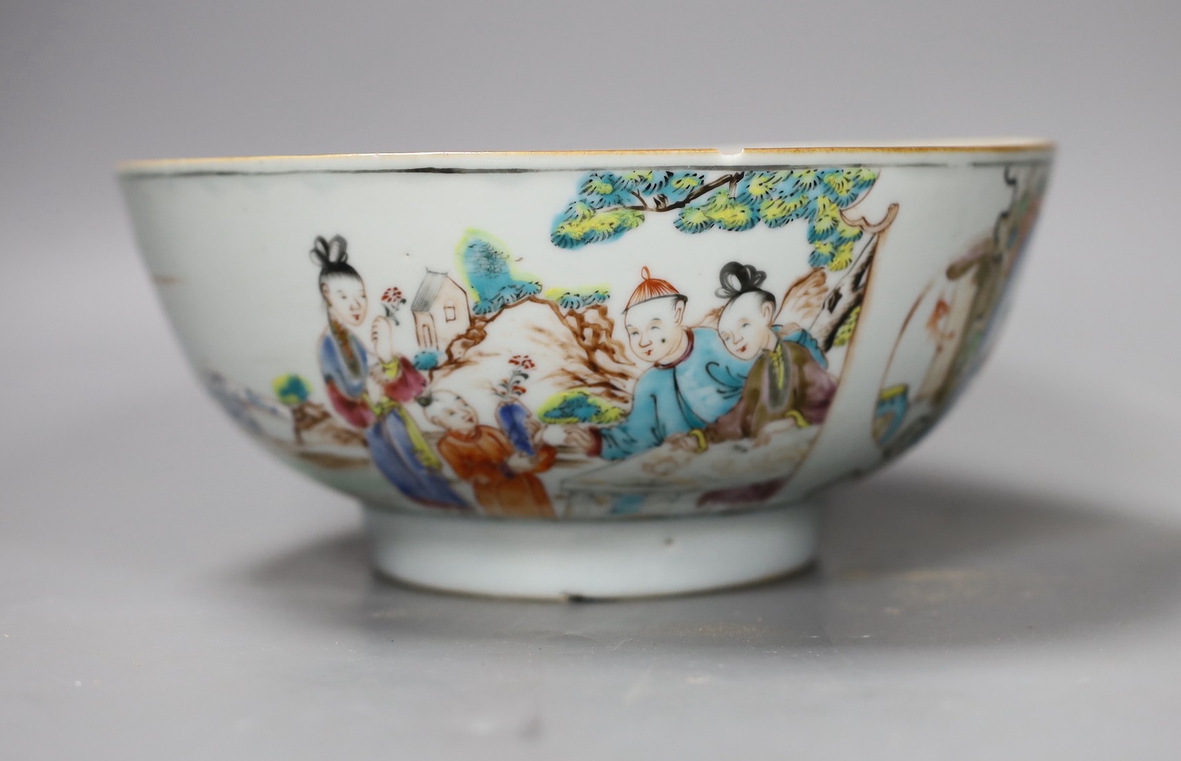 An 18th century Chinese export famille rose bowl, 20cm diameter